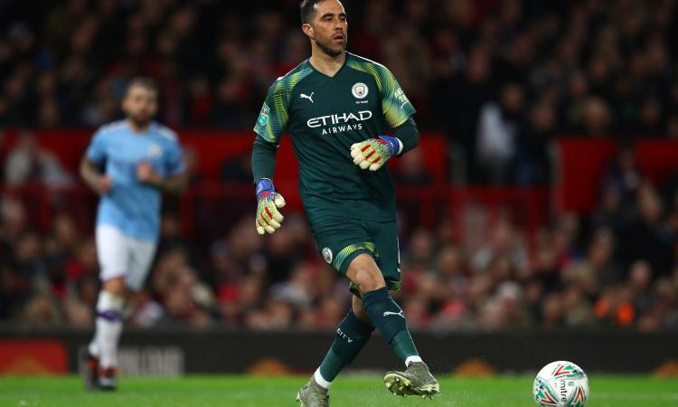 Betis, Claudio Bravo anticipa il club e comunica il rinnovo