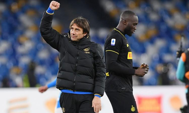 Il Napoli regala tre gol, Conte ringrazia: attenta Juve, l'Inter non teme più nulla e nessuno