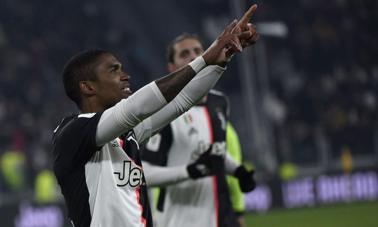 Douglas Costa, relax con la fidanzata: 'Che film/serie ci consigliate' FOTO