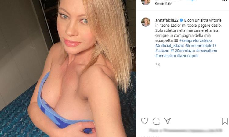 La Lazio non si ferma, altra FOTO di Anna Falchi: 'Sola soletta con la mia sciarpetta...'