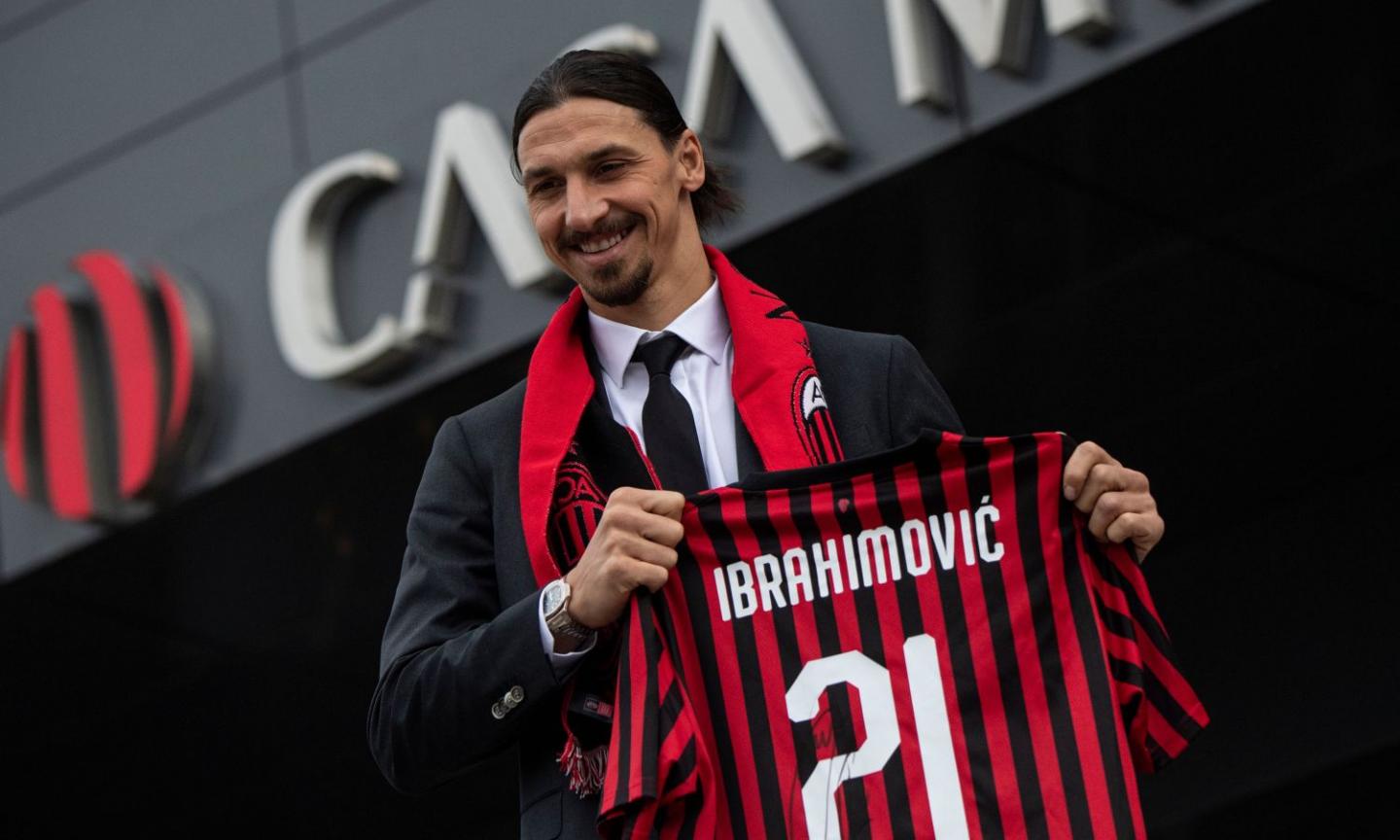 Ibra-mania: bagno di folla e lancio della maglia a Casa Milan FOTO e VIDEO