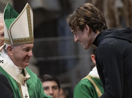 Papa Francesco dona una Bibbia autografata a Zaniolo