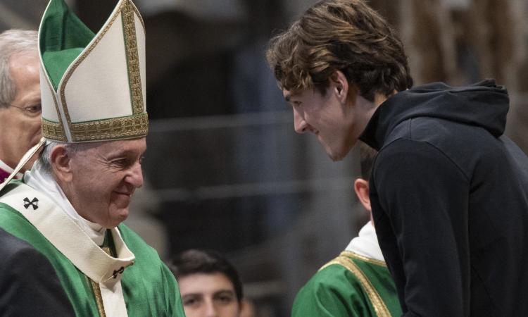 Papa Francesco dona una Bibbia autografata a Zaniolo