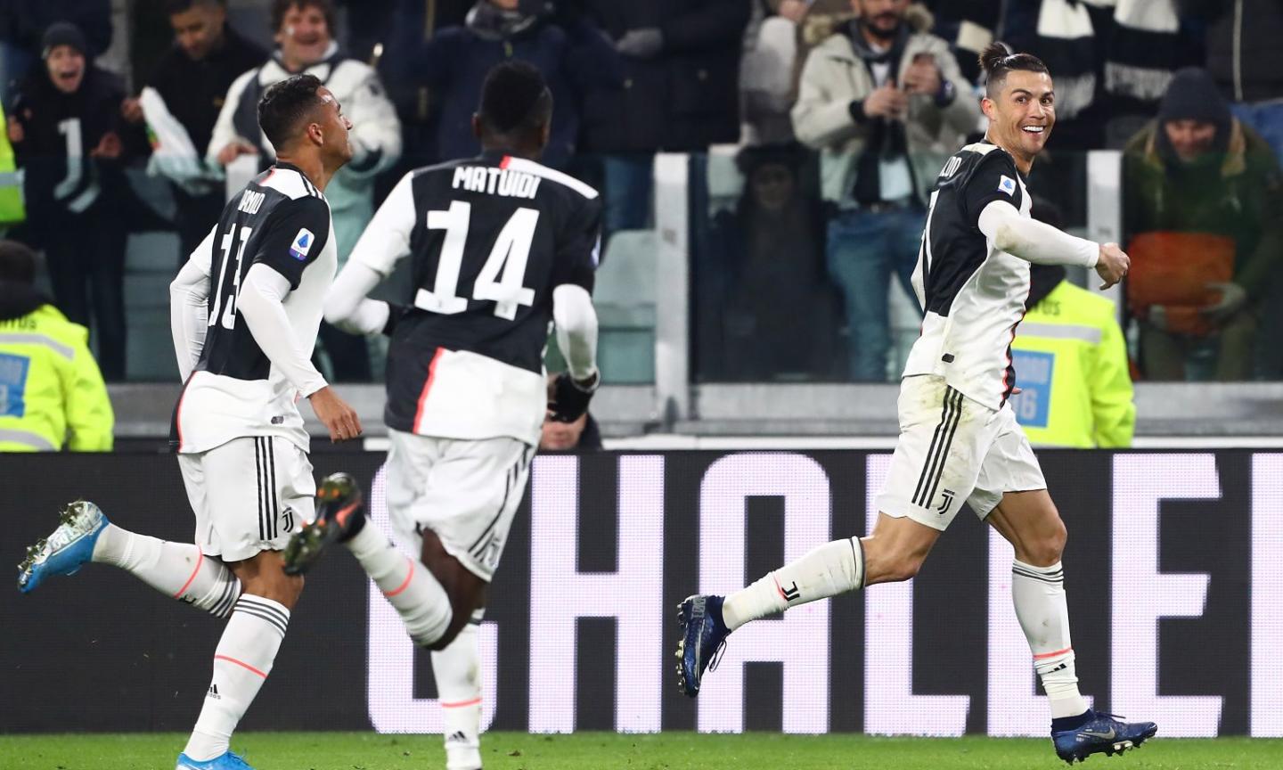 Ronaldo è devastante, la Juve soffre ma vola: 2-1 al Parma, Sarri a +4 sull'Inter