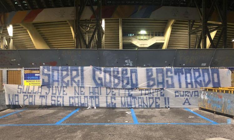 Napoli, striscione per Sarri: 'Gobbo bas...do, sulla Juve ne hai dette tante, ma ti sei calato le mutande!' FOTO