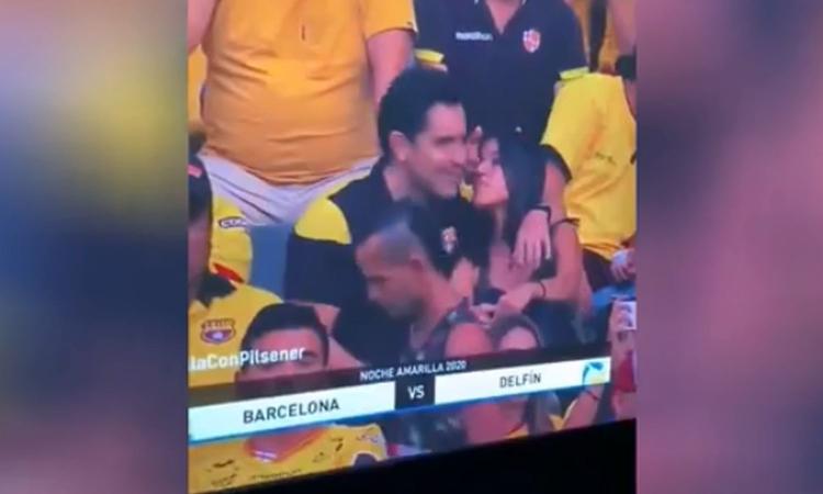 Momenti Di Gioia: tifoso del Barcelona tradisce la moglie allo stadio, beccato dalla tv. Il VIDEO è virale