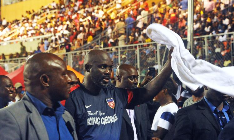 Uova marce e pomodori, la Liberia contro Weah! Accuse di corruzione, e quei 25 milioni di euro spariti...
