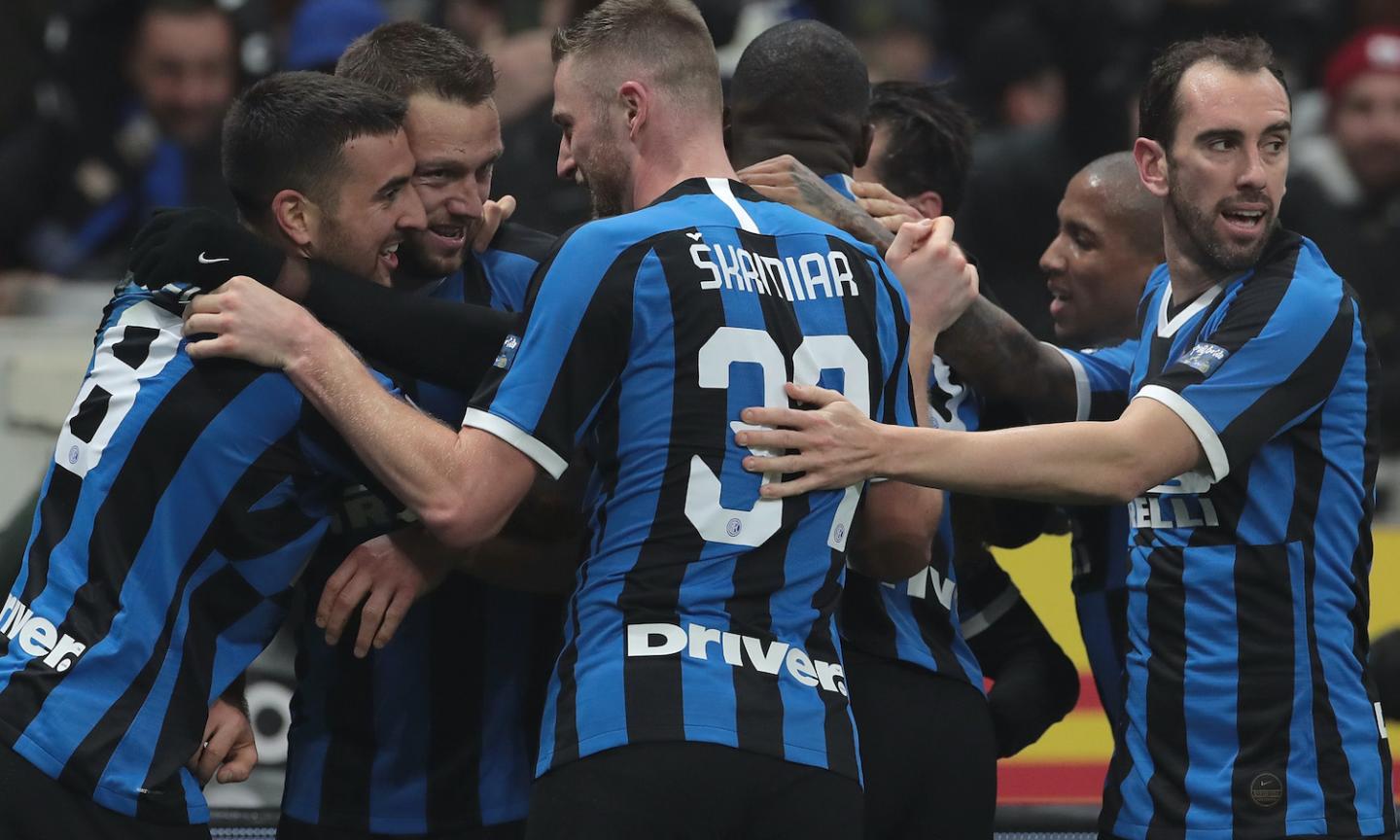 Clamorosa rimonta dell’Inter: da 0-2 a 4-2 al Milan, agganciata la Juve in vetta