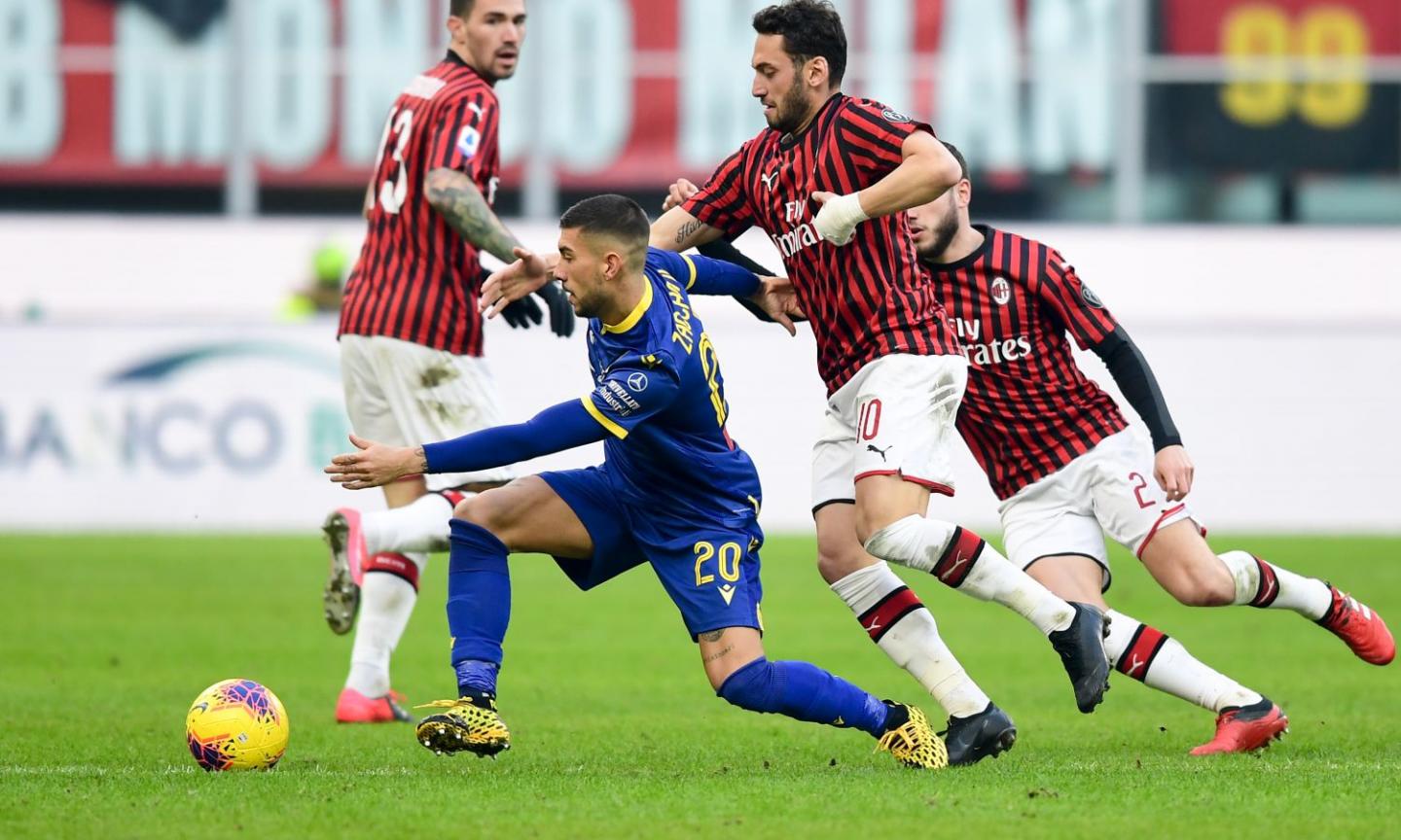 Faraoni brucia Theo, la punizione di Calhanoglu e i pali. Milan-Verona finisce 1-1 GUARDA GLI HIGHLIGHTS