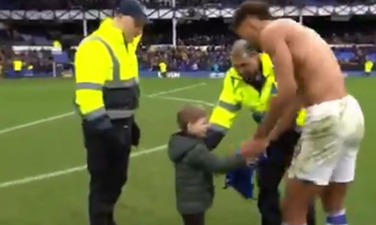 Everton, 'baby' invasione di campo da sogno: corre dall'idolo Calvert-Lewin, che gli regala la maglia VIDEO