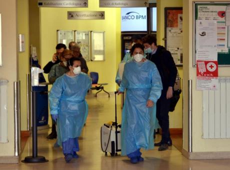 Coronavirus: i morti salgono a 12, oltre 400 contagiati. Primo caso in Puglia, Speranza: 'L'Italia sarà più forte'