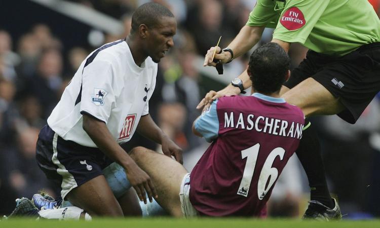 Dal 'pene mozzicato' al morso di Defoe, passando per la palpata di Neqrouz: quando il calcio è trash