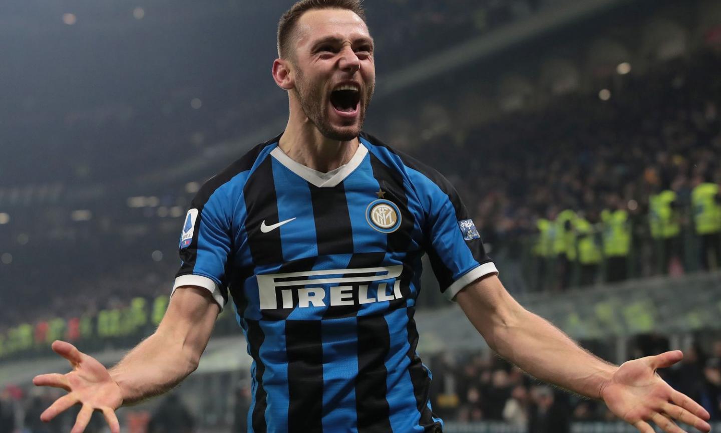 Inter, de Vrij torna all'Olimpico per la prima volta. I tifosi della Lazio: 'Giochi o ti inventi altro? Coniglio!'