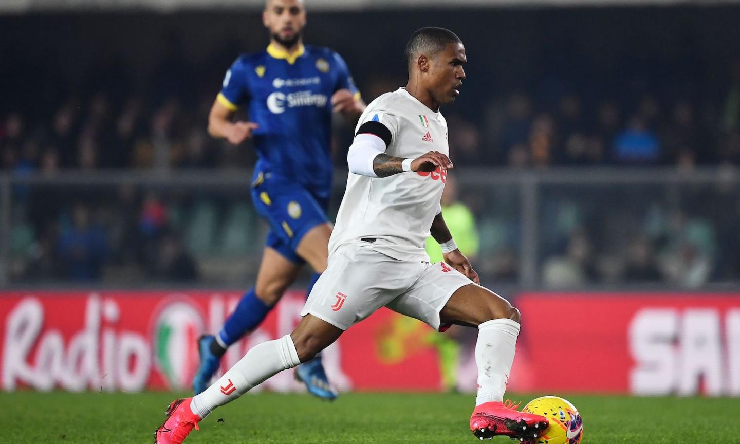 Juve, Douglas Costa contro un tifoso su Instagram