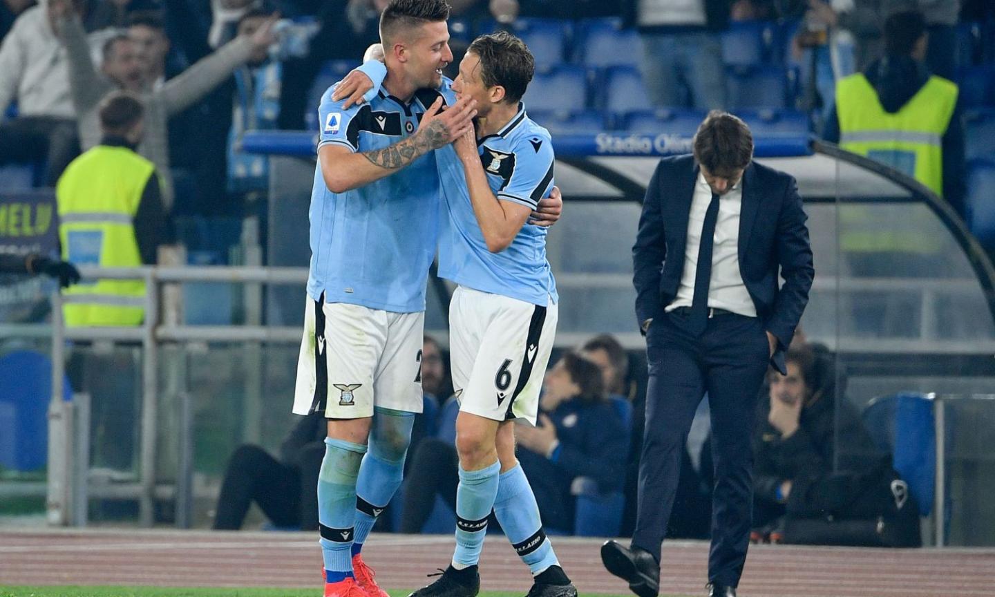 Conte sbaglia, Inzaghi no e la Lazio sorpassa l'Inter. L'Europa League un problema, ma con Eriksen sarà scudetto