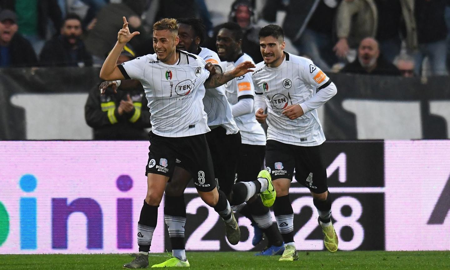 Spezia-Chievo, folla di tifosi fuori dallo stadio con fumogeni e petardi VIDEO