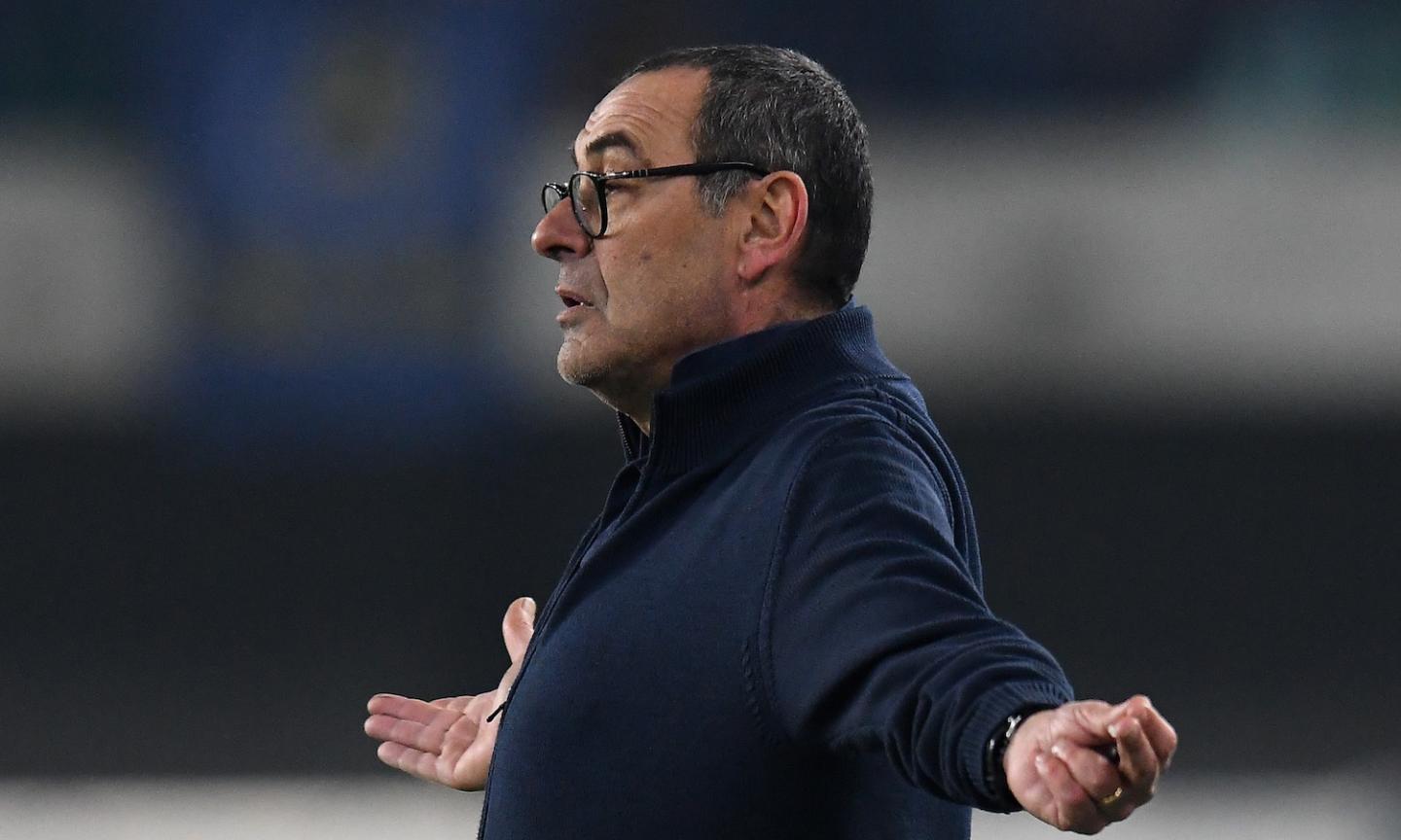 Juve, polemiche infinite, se anche le Poste attaccano Sarri...