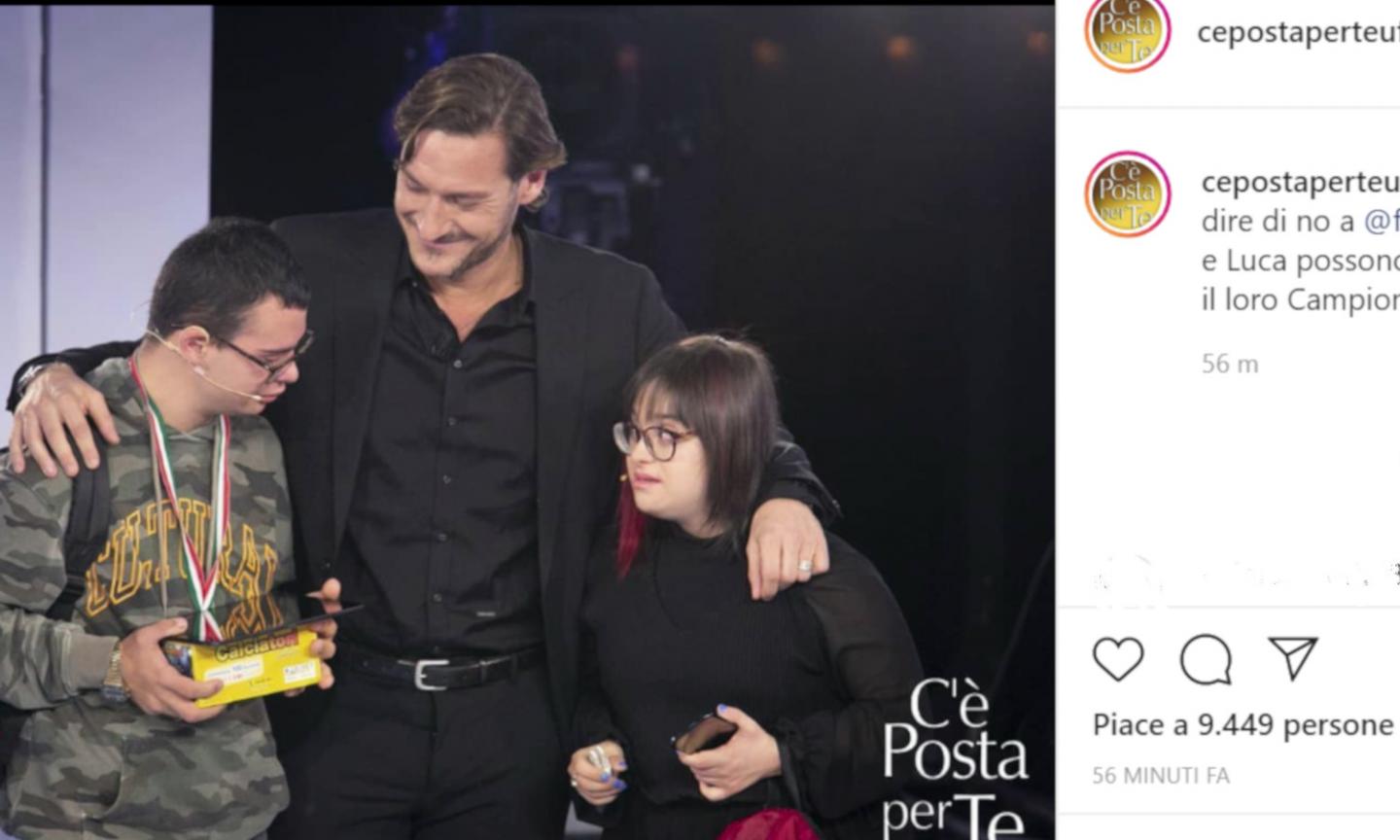 Totti da Maria De Filippi abbraccia due ragazzi con la sindrome di Down VIDEO