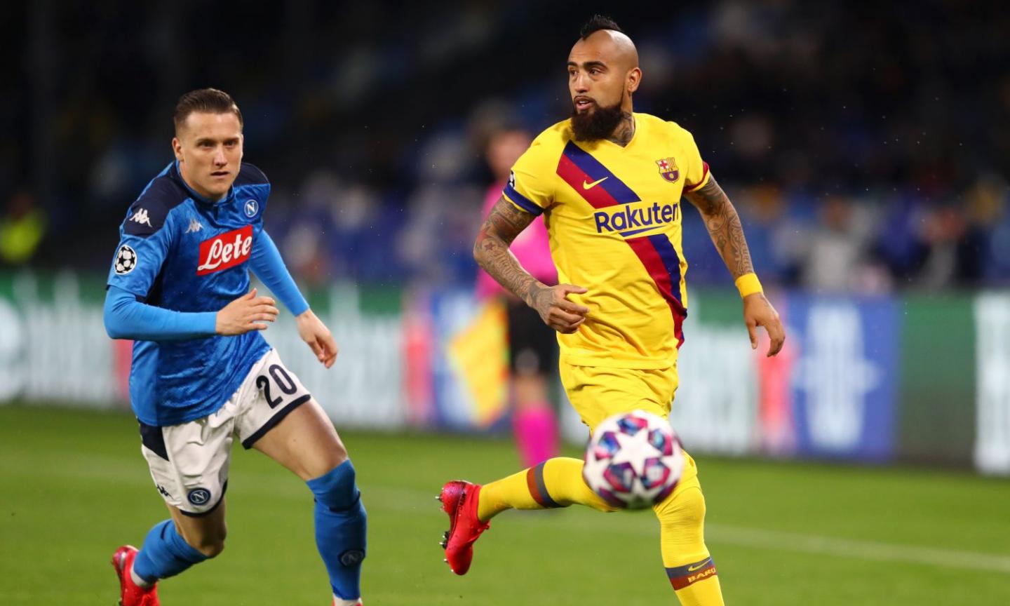 Barcellona, Vidal viene espulso e urla ai tifosi del Napoli: 'Forza Juve!'