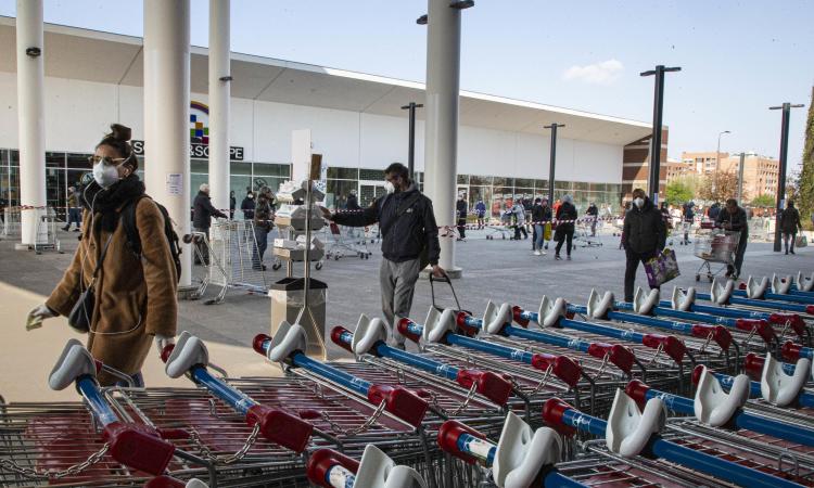 Sgomitavamo per il successo, ora siamo in fila per il pane. E attenzione agli spacciatori di illusioni...