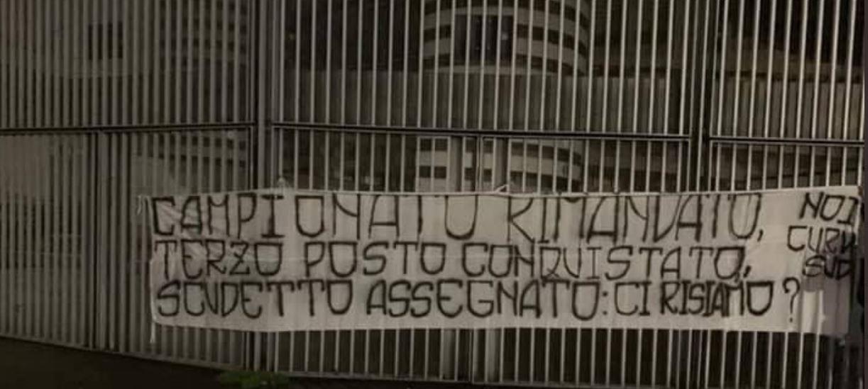 Inter, lo striscione degli ultras a San Siro scatena la polemica sui social