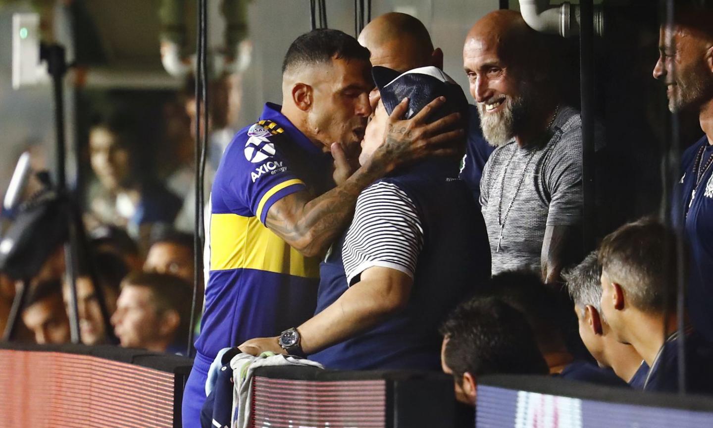 Harakiri River, perde il titolo all'ultimo: Boca campione, Tevez eroe. E bacia in bocca Maradona! FOTO