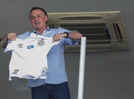 Coronavirus, 'gli italiani muoiono perché sono vecchi'. Follia Bolsonaro, in Brasile si rischia la catastrofe