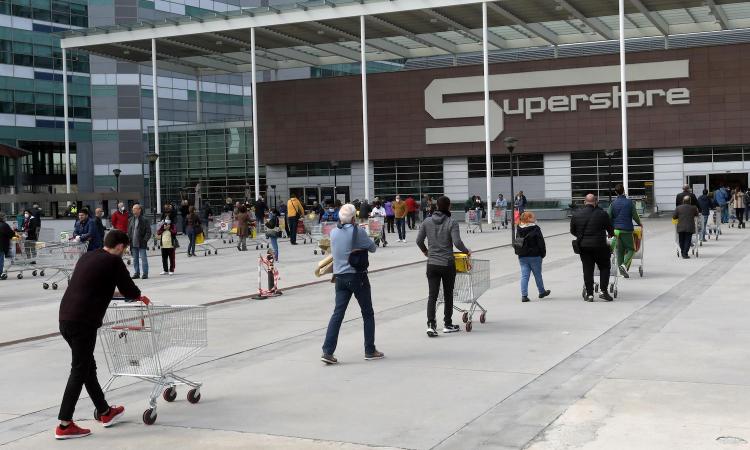 Campionato, scudetto e stipendi, quanta indecenza! Vogliamo i maxi schermi davanti ai supermercati?