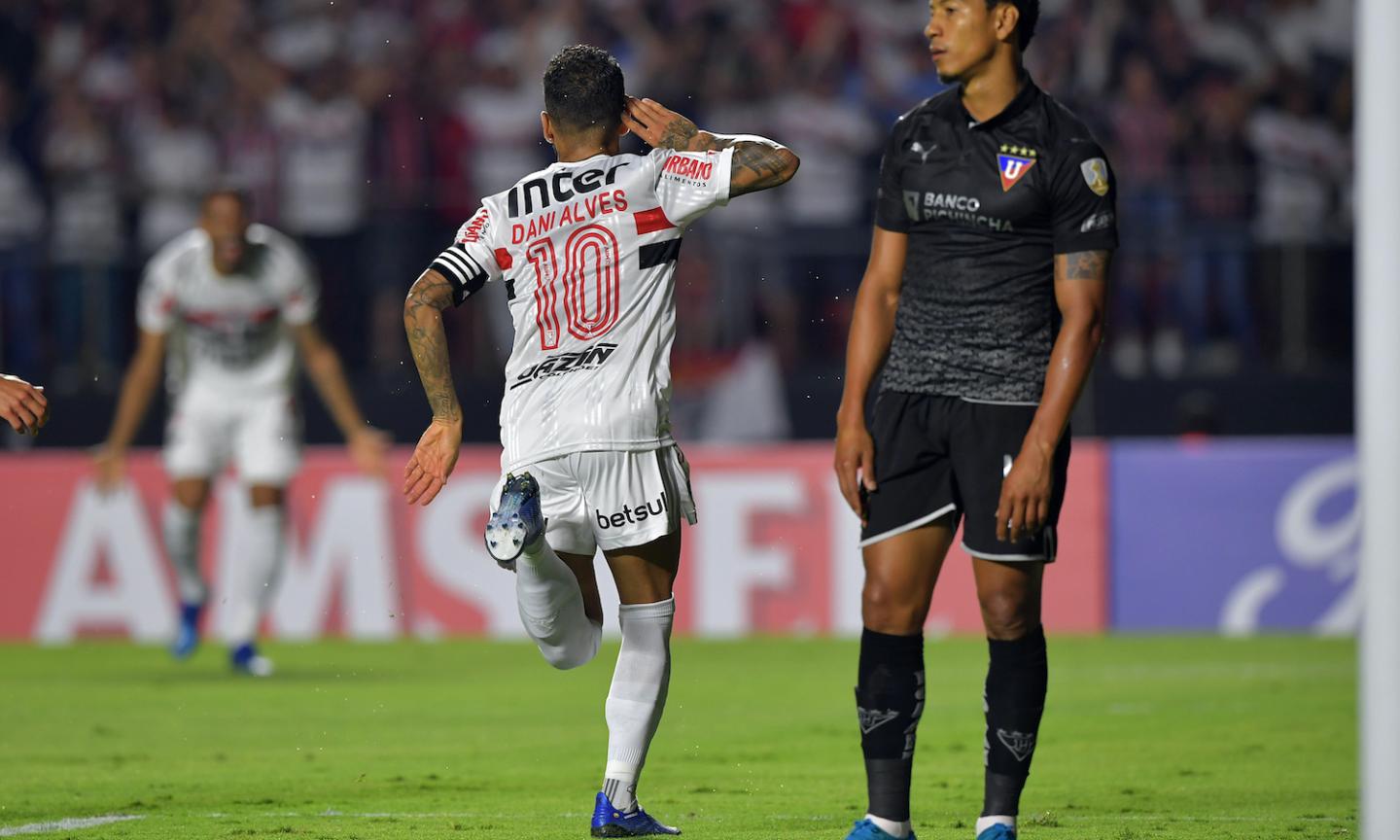 Copa Libertadores: segnano Gabigol e Dani Alves. Follia Adebayor, rosso contro Crespo FOTO