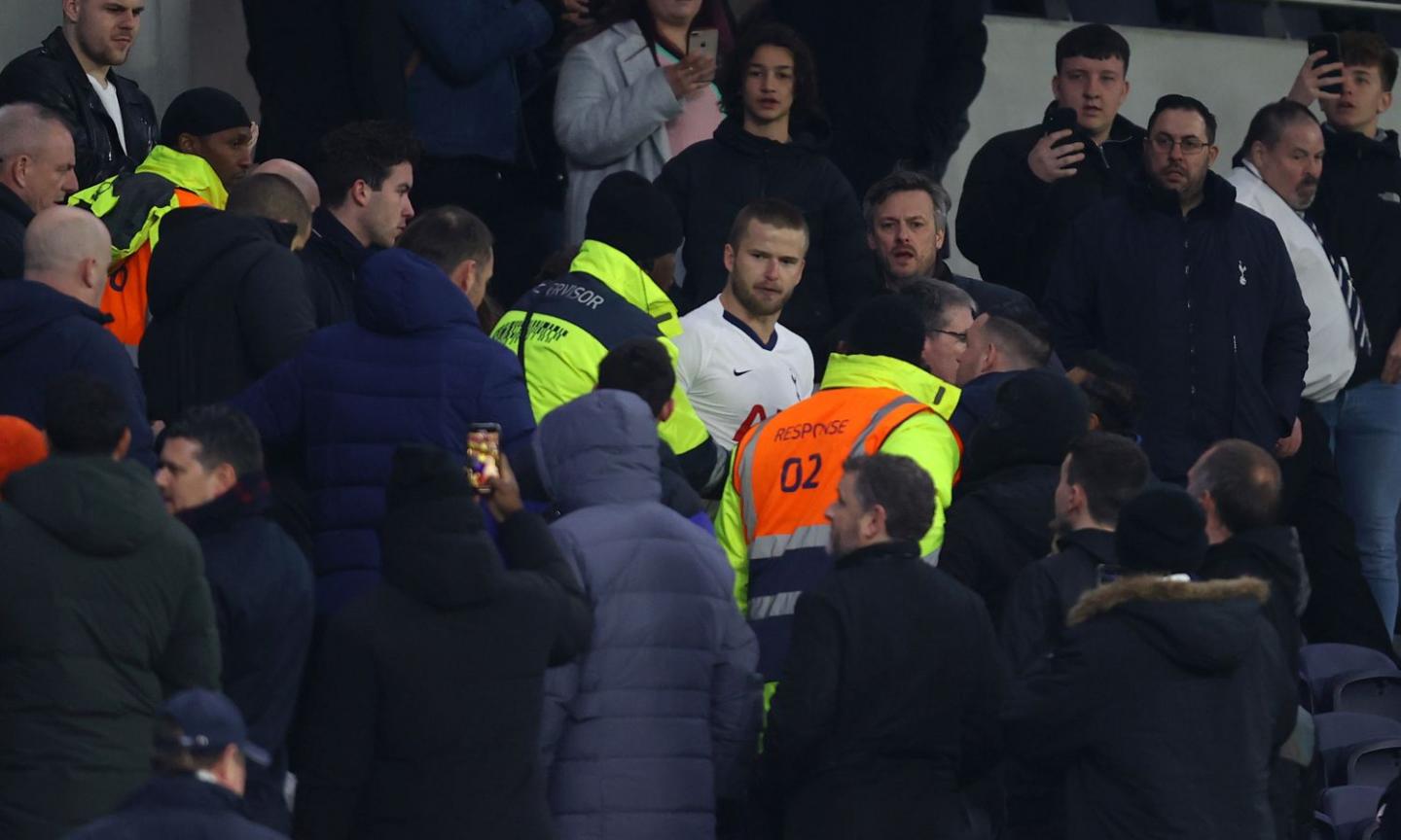 Tottenham ko in FA Cup, Dier perde la testa: scontro con un tifoso in tribuna VIDEO