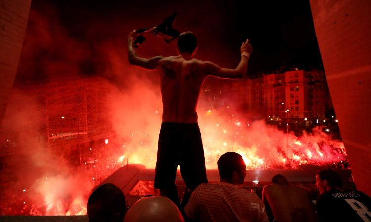 Champions, il coronavirus non spaventa i tifosi: Anfield pieno a Liverpool, bagno di folla per il PSG FOTO e VIDEO