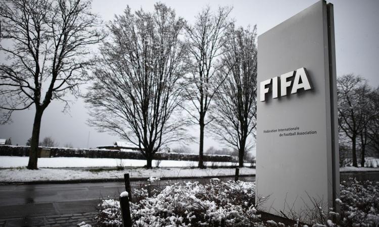 Coronavirus, la Fifa cambia il mercato: contratti allungati e nuove date per le trattative