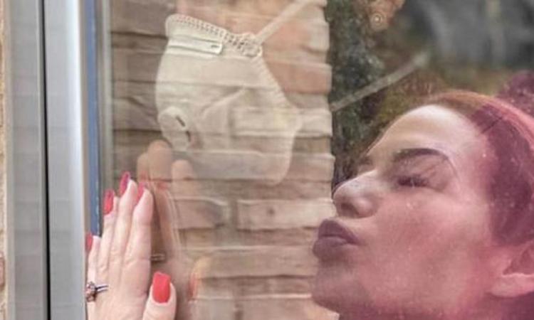 Momenti Di Gioia: Garay positivo al Coronavirus, il bacio dal vetro della moglie commuove il mondo: 'Uniti'