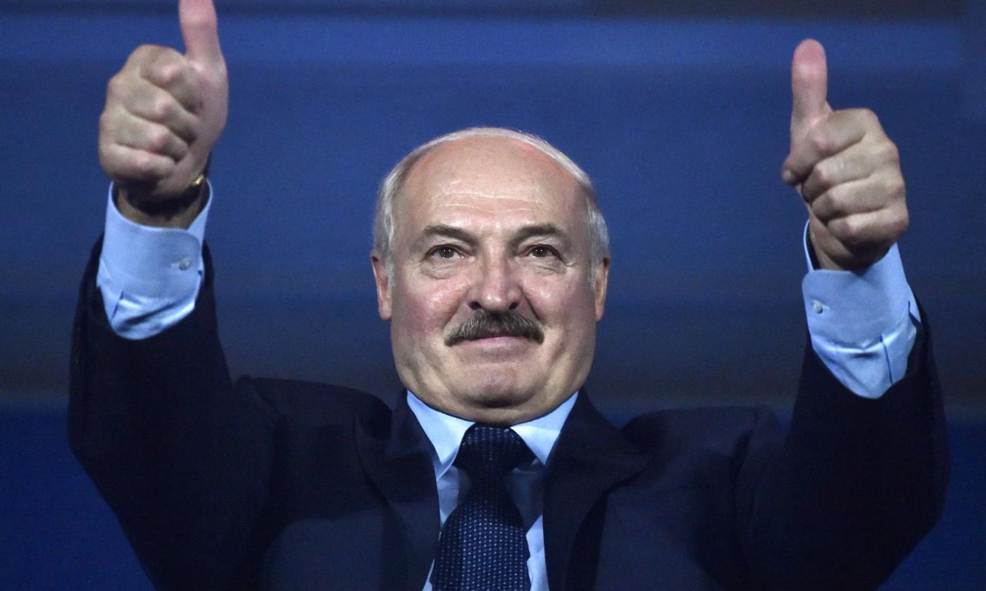 Bielorussia, il presidente Lukashenko gioca a hockey e rilancia: 'Qui non c'è il virus, psicosi blocca l'economia mondiale' VIDEO