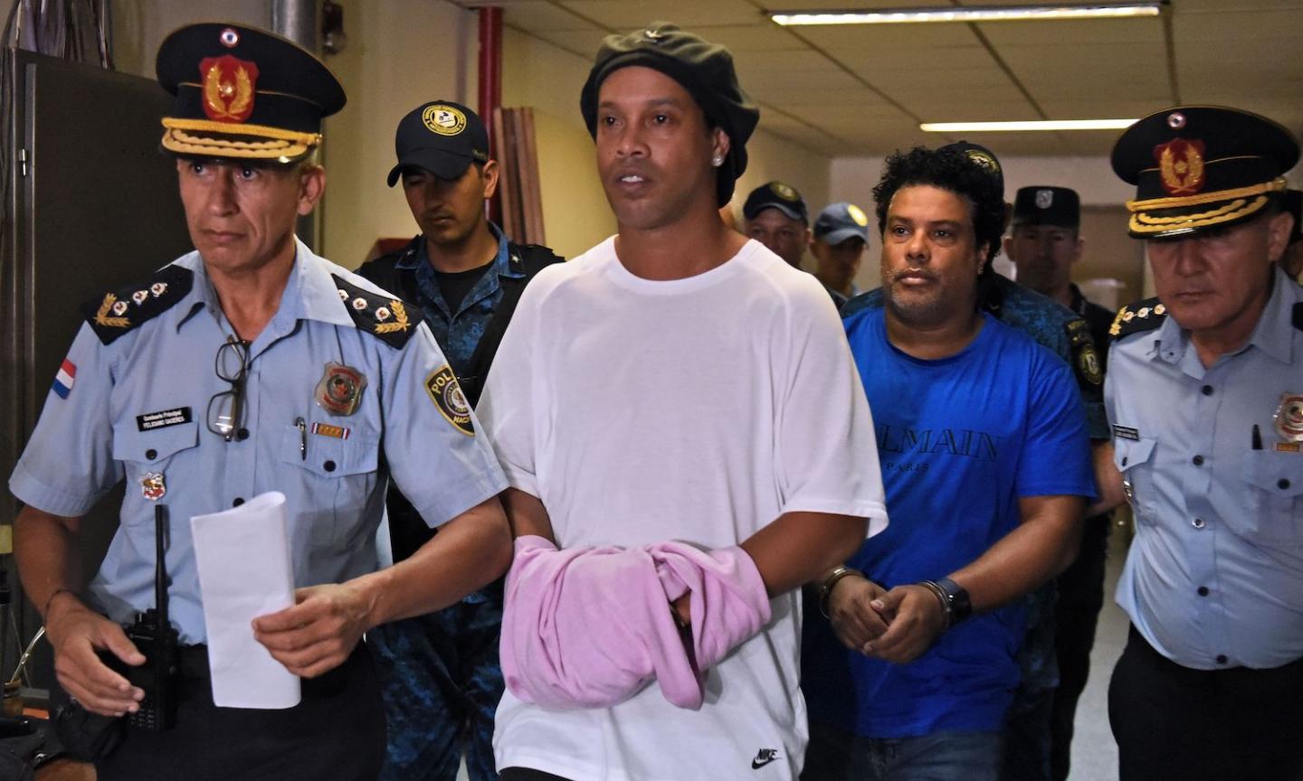 Ronaldinho ancora in prigione: 'Qui tutto bene'