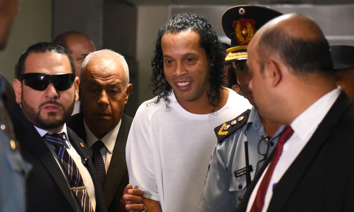 Ronaldinho segna 5 gol nel torneo del carcere e vince un maialino VIDEO