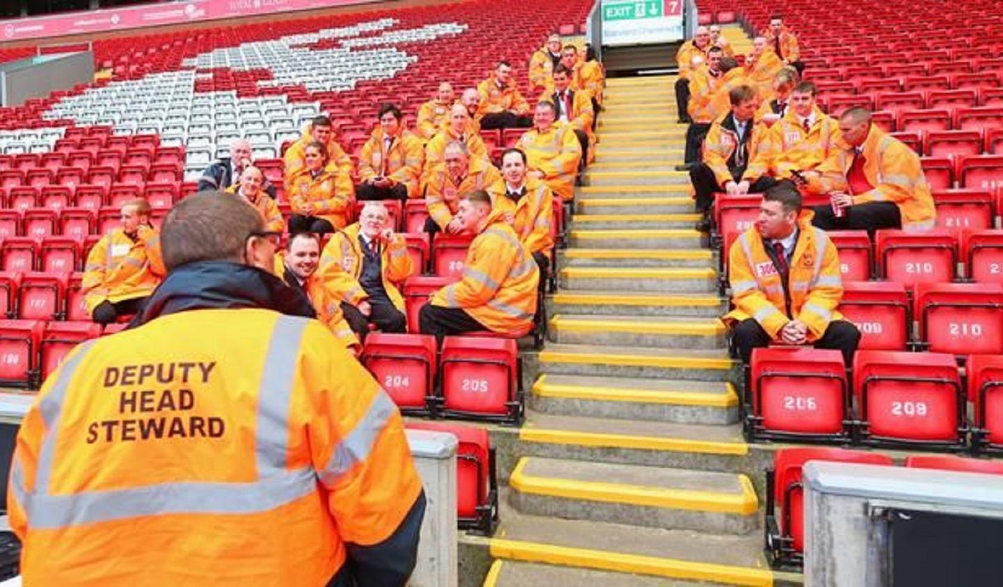 Momenti Di Gioia: ressa nei supermercati, gli steward del Liverpool aiutano gli anziani a fare la spesa