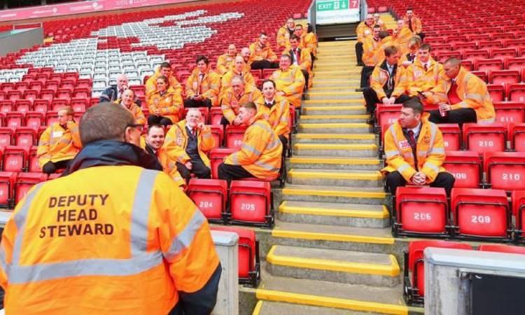 Momenti Di Gioia: ressa nei supermercati, gli steward del Liverpool aiutano gli anziani a fare la spesa