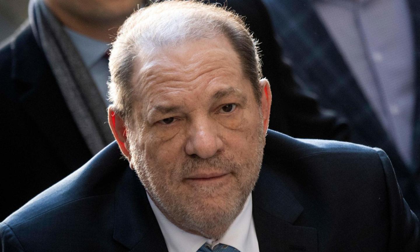 Non c'è pace per Harvey Weinstein: positivo in carcere al coronavirus, è in isolamento