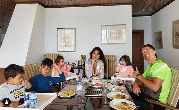 Il pranzo di Pasqua di Ronaldo: 'Siate felici e state a casa'