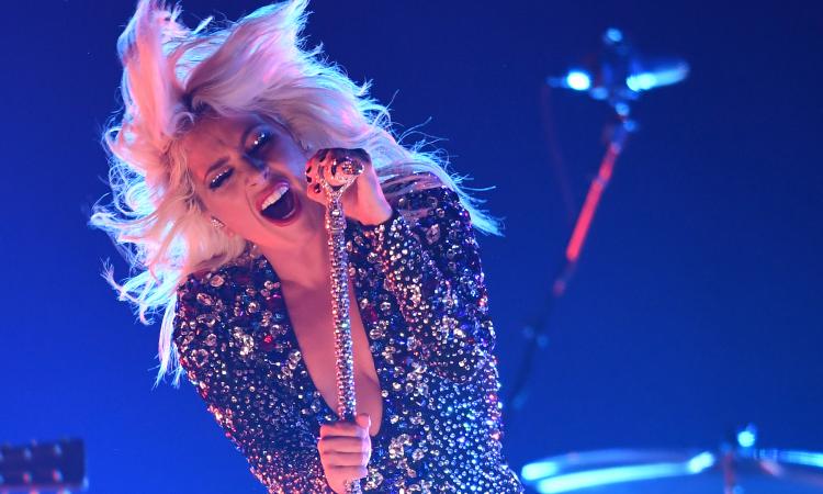 Lady Gaga lancia il LIVE AID contro il coronavirus: sarà il 18 aprile, ecco l'elenco pazzesco di TUTTE LE STAR!