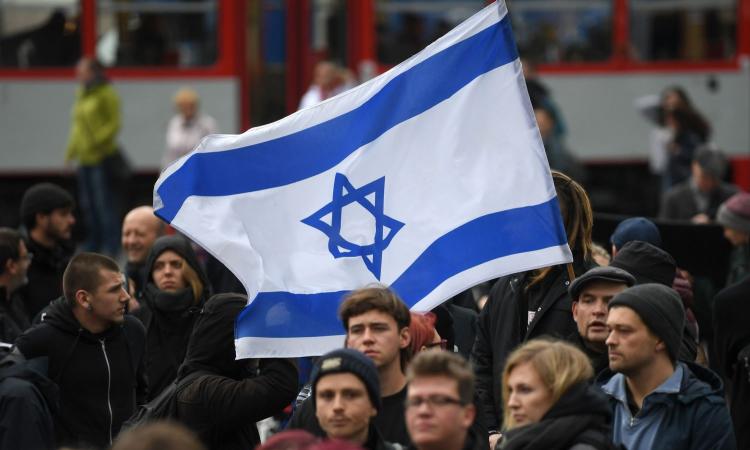 Dramma in Israele: i rabbini contrari all'isolamento, divampano i contagi tra gli ultraortodossi