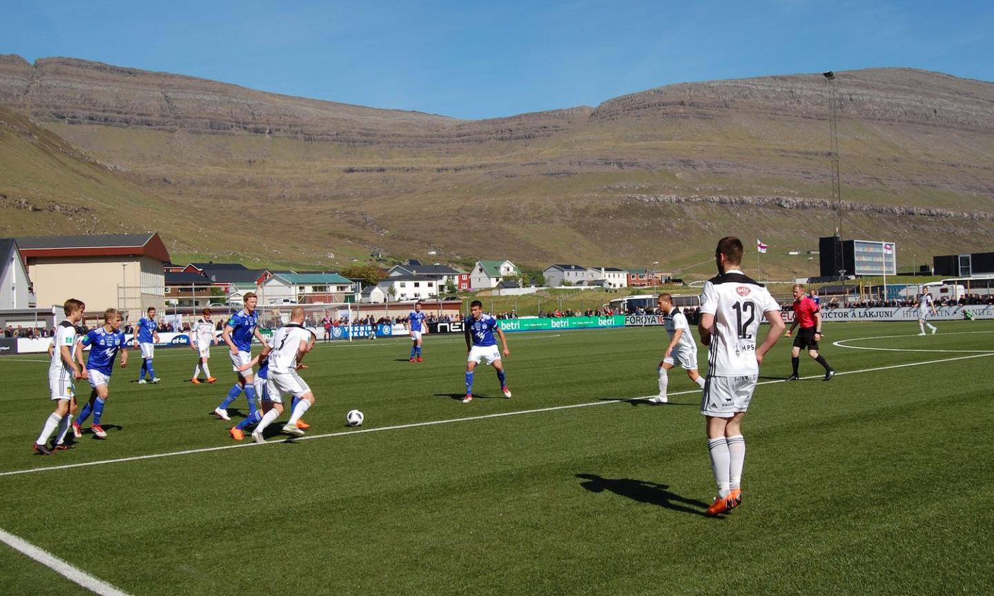 Pallone disinfettato, sputi vietati e due spogliatoi per squadra: riparte il calcio nelle Isole Far Oer