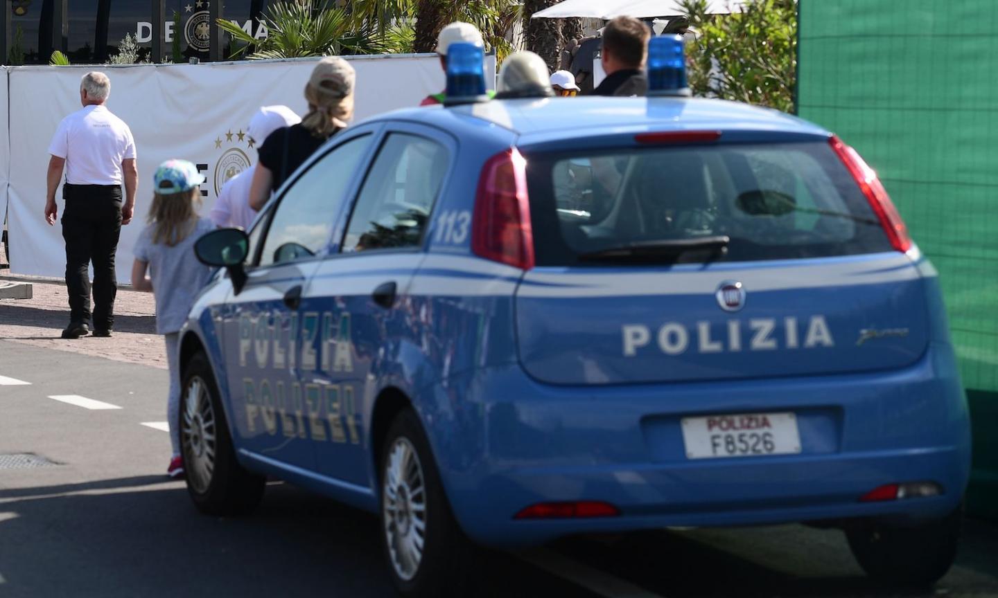 Salernitana: scontri fra tifosi e polizia fuori dallo stadio prima della sfida contro l'Inter. Ferito un poliziotto