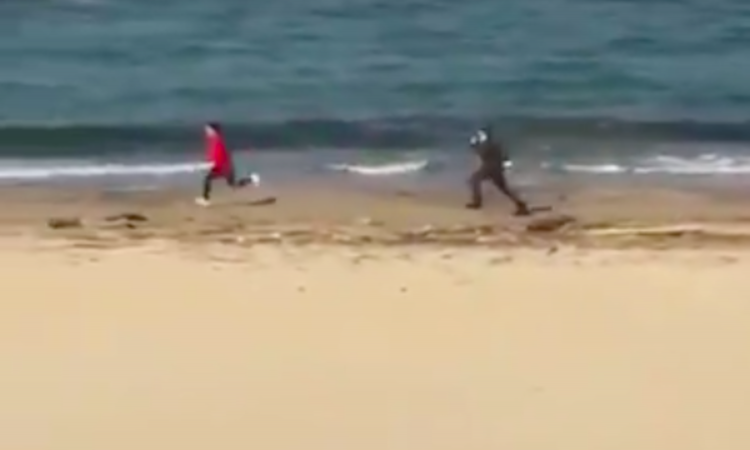 Il runner corre, il carabiniere lo insegue: l'incredibile fuga sulla spiaggia di Pescara! VIDEO
