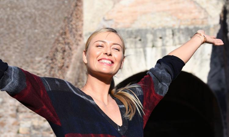 Coronavirus, la Sharapova regala il numero ai fan: ‘Questo è il mio cellulare, scrivetemi!'