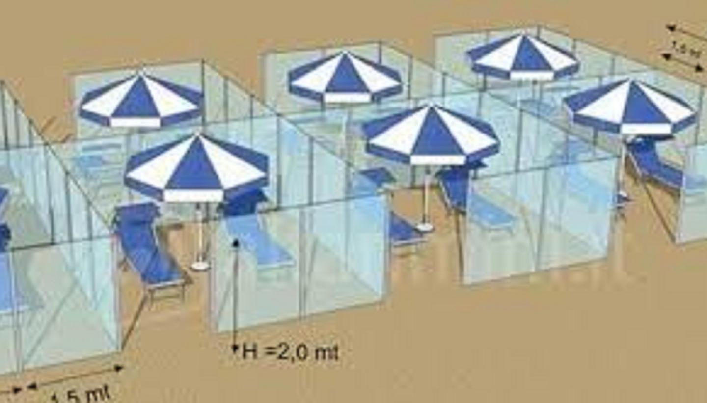 Box in plexiglass tra ombrelloni: l'idea per tornare in spiaggia