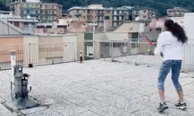 Coronavirus, in Liguria due giovani giocano a tennis… sul tetto di casa VIDEO