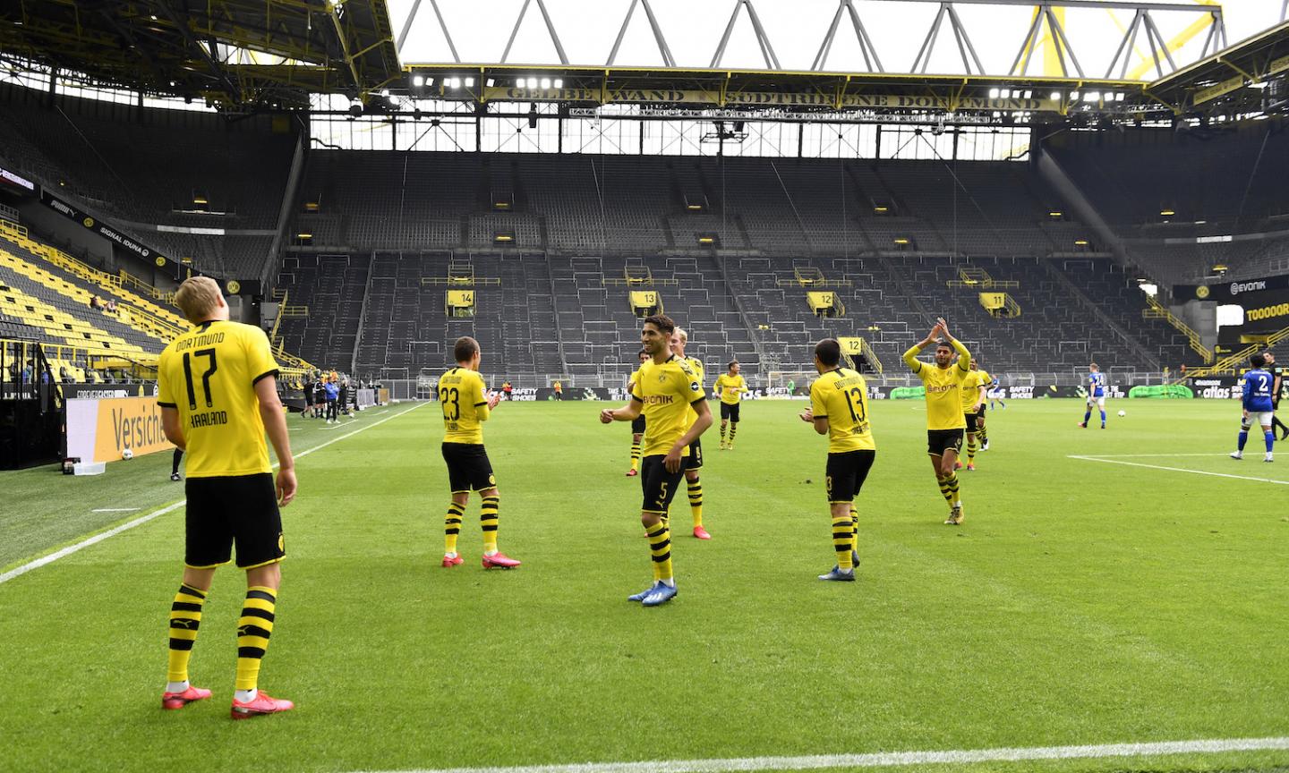 È di Haaland il primo gol al virus. Poi il Borussia Dortmund travolge lo Schalke con un poker