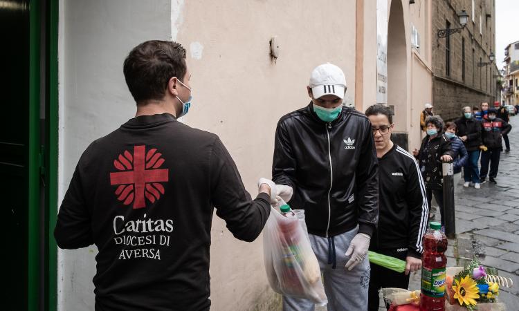 In Italia aumenta la rabbia sociale. Giorgetti: 'La gente è disperata, politici state attenti, il Paese esplode'